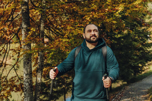 Wanderer mit Wanderstöcken im Wald - OSF02470