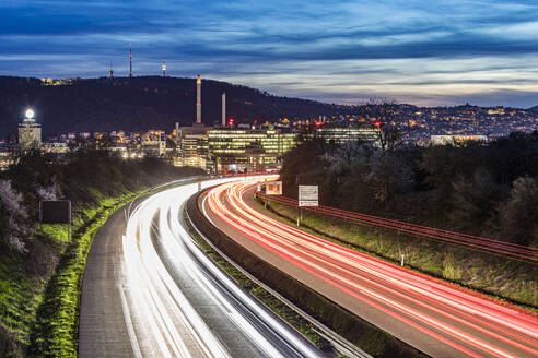Deutschland, Baden-Württemberg, Stuttgart, Fahrzeug-Lichtspuren entlang der Bundesstraße 14 in der Abenddämmerung - WDF07559