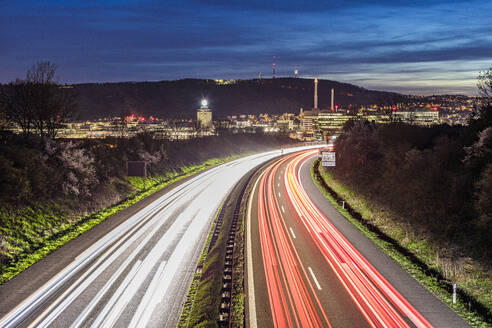 Deutschland, Baden-Württemberg, Stuttgart, Fahrzeug-Lichtspuren entlang der Bundesstraße 14 in der Abenddämmerung - WDF07560