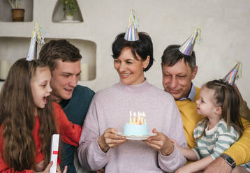 Multi-generation family celebrating birthday at home - NLAF00420