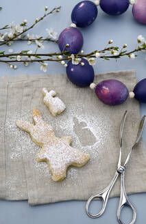 studio, AltesLand, Hamburg, Germany, cake, easter decoration, easter bunny, breakfast, tabledeco, on the table, diy, wreath of eggs, violett, blackthorn branches, pastry tongs - GISF01066