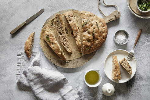 Studioaufnahme von Dinkelvollkorn-Focaccia mit Bärlauch - EVGF04464