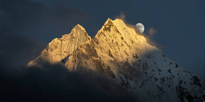 Nepal, Khumbu, Mondaufgang über den Bergen Thamserku und Kangtega - ALRF02112