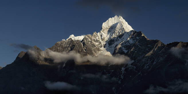 Nepal, Khumbu, Ama Dablam und Kangtega Berge in der Abenddämmerung - ALRF02114