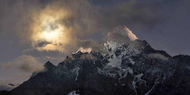 Nepal, Khumbu, Sonnenuntergang über dem Berg Kangtega - ALRF02116