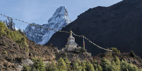 Nepal, Khumbu, Abgelegene Stupa im Himalaya - ALRF02117