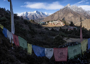Nepal, Khumbu, Kloster Thyangboche mit hängenden Gebetsfahnen im Vordergrund - ALRF02120