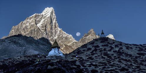 Nepal, Khumbu, Dingboche, Abgelegene Stupas im Himalaya - ALRF02123