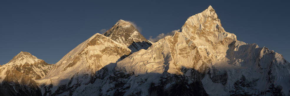Nepal, Khumbu, Khumbu-Gletscher und Nuptse-Berg in der Abenddämmerung - ALRF02126
