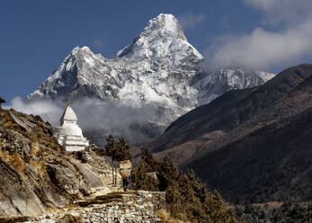 Nepal, Khumbu, Reisende gehen zu einer Stupa im Himalaya - ALRF02131