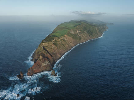 Luftaufnahme der Insel Sao Jorge mit dem Leuchtturm Farol dos Rosais, Azoren, Portugal. - AAEF29390