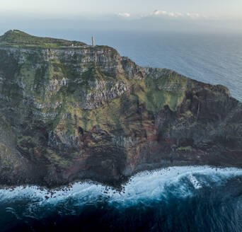 Luftaufnahme des Leuchtturms Farol dos Rosais auf der Insel Sao Jorge, Azoren, Portugal. - AAEF29396