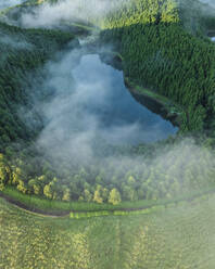 Luftaufnahme der Sieben Seen auf der Insel Sao Miguel, Azoren, Vulkanischer See, Lagoas Empanadas, Capelas, Portugal. - AAEF29410