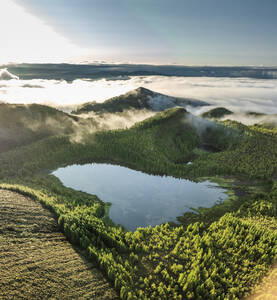 Luftaufnahme der Sieben Seen, Insel Sao Miguel, Vulkanischer See, Lagoas Empanadas, Feteiras, Azoren, Portugal. - AAEF29414