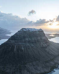 Luftaufnahme des Berges Kirkjufell und des Kirkjufellsfossar in der Morgendämmerung, Grundarfjordur, Westregion, Island. - AAEF29436