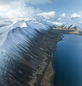 Luftaufnahme des Kirkjufell im wunderschönen Kolgrafarfjordur, Westregion, Island. - AAEF29442