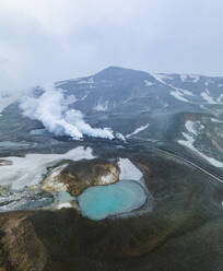 Luftaufnahme des Viti-Kraters mit Vulkanlandschaft und türkisfarbenem Wasser, Myvatn, nordöstliche Region, Island. - AAEF29463