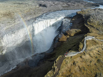 Luftaufnahme des majestätischen Dettifoss-Wasserfalls und der Schlucht, Kopasker, nordöstliche Region, Island. - AAEF29483