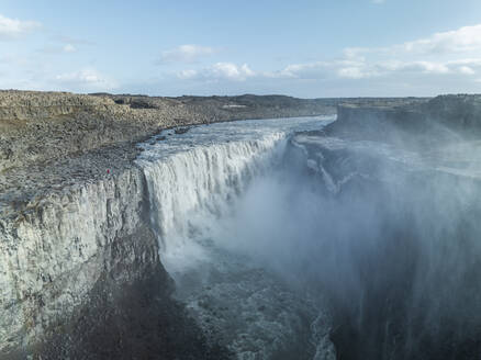 Luftaufnahme des Wasserfalls und der Schlucht des Dettifoss, Kopasker, Island. - AAEF29484