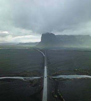 Luftaufnahme der Straße und des Flusses Lomagnupur, Kirkjubaejarklaustur, Südregion, Island. - AAEF29546