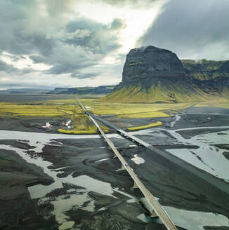 Luftaufnahme der Straße Lomagnupur mit schöner Hochlandlandschaft, Kirkjubaejarklaustur, Island. - AAEF29548