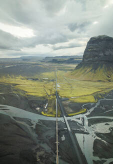 Luftaufnahme der Straße Lomagnupur, Kirkjubaejarklaustur, Südregion, Island. - AAEF29549