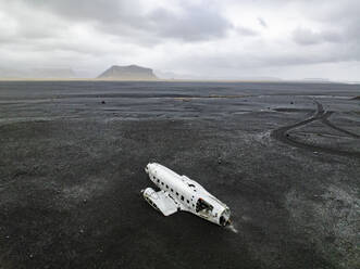 Luftaufnahme eines verlassenen Flugzeugwracks am schwarzen Sandstrand, Solheimasandur, Südregion, Island. - AAEF29579