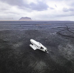 Luftaufnahme eines wunderschönen Flugzeugwracks auf dem schwarzen Sand von Solheimasandur, Südregion, Island. - AAEF29580