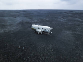 Luftaufnahme eines verlassenen Flugzeugwracks am Strand von Solheimasandur, Südregion, Island. - AAEF29584