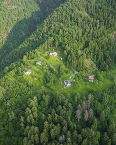 Luftaufnahme der üppig grünen Landschaft in Esine, Brescia, Italien. - AAEF29597