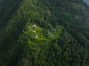 Luftaufnahme einer ländlichen Dorfsiedlung in Brescia, Italien. - AAEF29598