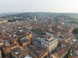 Luftaufnahme des Stadtbilds von Verona mit historischem Dom und traditionellen Dächern, Venetien, Italien. - AAEF29610