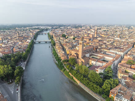 Luftaufnahme der Stadt Verona mit dem Fluss Etsch, Venetien, Italien. - AAEF29616