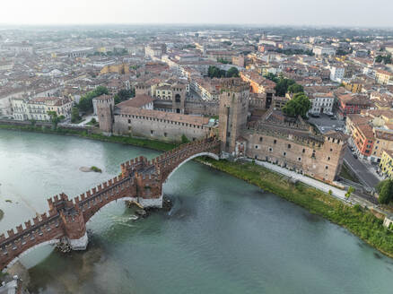 Luftaufnahme von Verona mit dem Fluss Etsch, Ponte Castelvecchio und italienischer Architektur, Verona, Italien. - AAEF29618