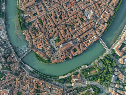 Luftaufnahme des Stadtbilds von Verona mit Etsch und Hängebrücke, Verona, Venetien, Italien. - AAEF29623