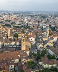 Luftaufnahme des Stadtbilds von Bergamo mit historischen Gebäuden, Terrakotta-Dächern und Glockenturm, Lombardei, Italien. - AAEF29633