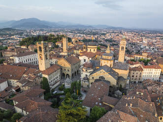 Luftaufnahme der farbenfrohen Stadt Bergamo mit alter Architektur, Lombardei, Italien. - AAEF29638