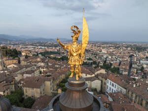 Luftaufnahme von Bergamo, Lombardei mit der Kirche Sant Alessandro, Italien. - AAEF29641