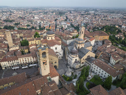 Luftaufnahme der schönen Stadt Bergamo mit historischen Gebäuden und Kathedrale, Lombardei, Italien. - AAEF29642