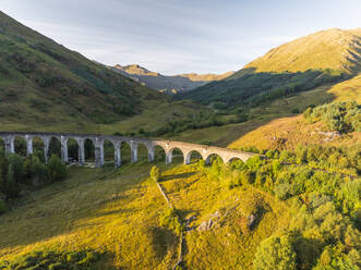 Luftaufnahme des Glenfinnan-Viadukts, Highlands, Schottland. - AAEF29653