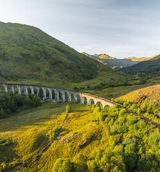 Luftaufnahme des Glenfinnan-Viadukts, Highlands, Schottland. - AAEF29654