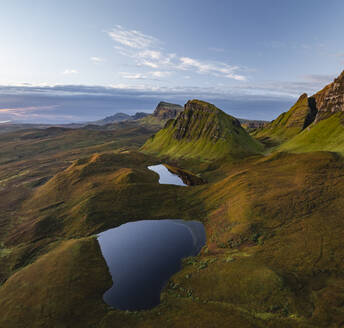 Luftaufnahme von Quiraing, Isle of Skye, Schottland, Vereinigtes Königreich. - AAEF29663