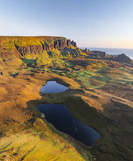 Luftaufnahme von Quiraing, Isle of Skye mit majestätischer schottischer Landschaft, Vereinigtes Königreich. - AAEF29665