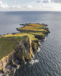 Luftaufnahme des Leuchtturms von Neist Point, Isle of Skye, Schottland. - AAEF29669