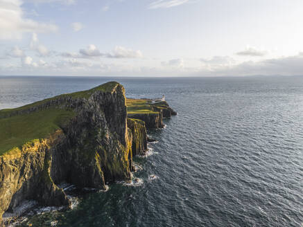 Luftaufnahme des Leuchtturms von Neist Point, Isle of Skye, Schottland. - AAEF29673