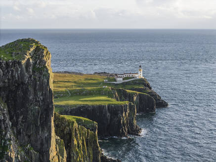 Luftaufnahme des Leuchtturms von Neist Point, Isle of Skye, Schottland. - AAEF29674
