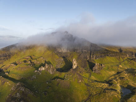 Luftaufnahme des Old Man of Storr und der malerischen Landschaft, Portree, Schottland. - AAEF29676