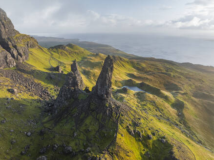 Luftaufnahme von Old Man of Storr in den Highlands der Isle of Skye, Schottland. - AAEF29677
