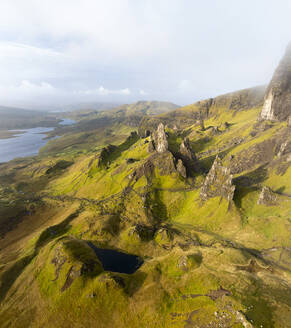 Luftaufnahme des alten Man of Storr, Hochland, Portree, Isle of Skye, Schottland. - AAEF29679