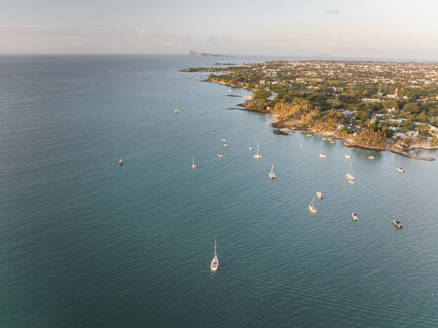 Luftaufnahme von Grand Baie, Mauritius, mit Segelbooten in den ruhigen blauen Gewässern der tropischen Paradiesinsel. - AAEF29711